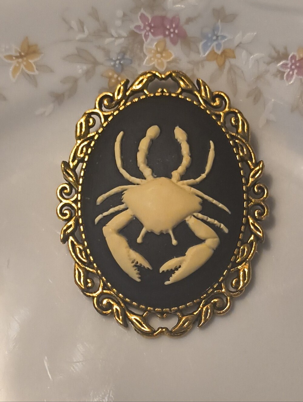 Vtg & MOD Crab Or Scorpio Zodiac Black and Cream Cameo Gold Tone Brooch